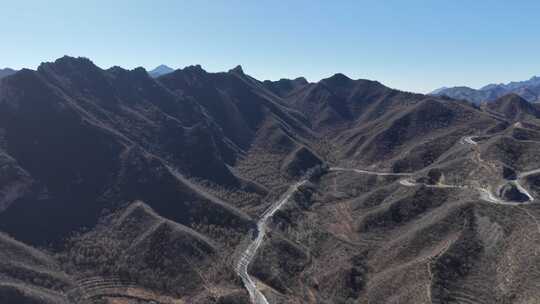 航拍山间蜿蜒公路