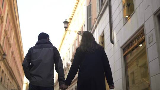 夫妇在罗马街头牵手散步