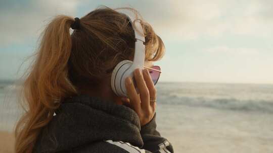 在沙滩上听音乐