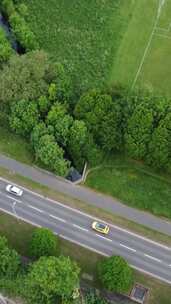 铁路附近道路上的汽车