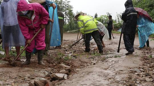 夏季山洪大水冲垮道路村民修路