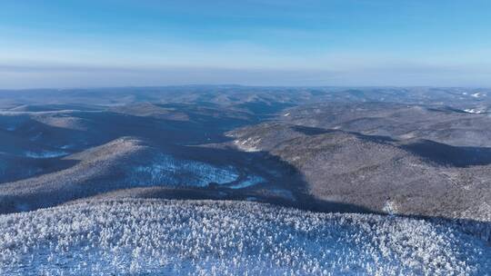 航拍逶迤山岭雪林雾凇