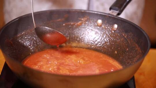 厨师熬制番茄料汁