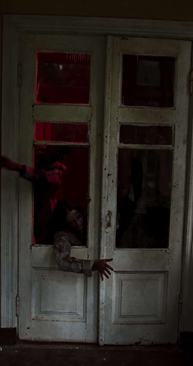 令人毛骨悚然的僵尸闯入房子