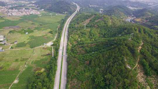 高速公路穿过美丽的乡村航拍