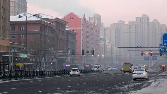 被黑色栏杆分开的双向公路车来车往