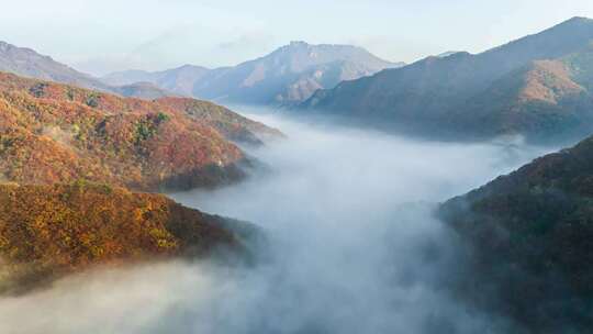 秋季山间云雾缭绕