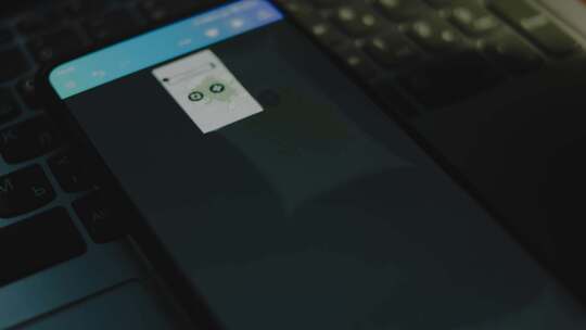 智能手机屏幕上的绿色技术铭文灰色快乐塑料