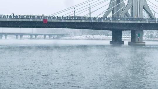 桥面下水面雾气
