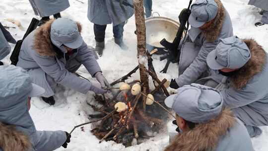 红军 抗联战士 雪地 露营 生火做饭视频素材模板下载