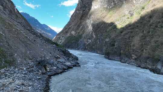 航拍云南香格里拉虎跳峡峡谷飞行金沙江河流