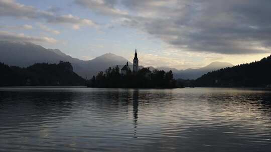 斯洛文尼亚朱利安阿尔卑斯山布莱德湖的彩色日出景观