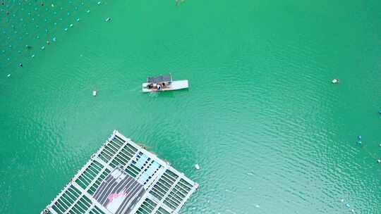 4K航拍渔港内海上养殖场的渔船渔排浮漂