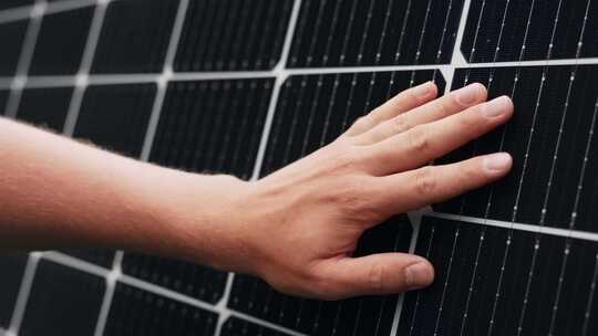 手抚摸太阳能板视频素材模板下载