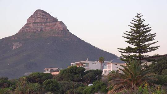 南非开普敦坎普斯湾的悬崖上排列着漂亮的房子