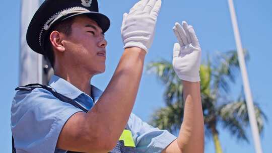 交警戴白手套指挥交通的画面