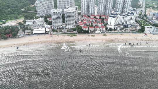 海浪拍打沙滩沙滩游泳游客航拍