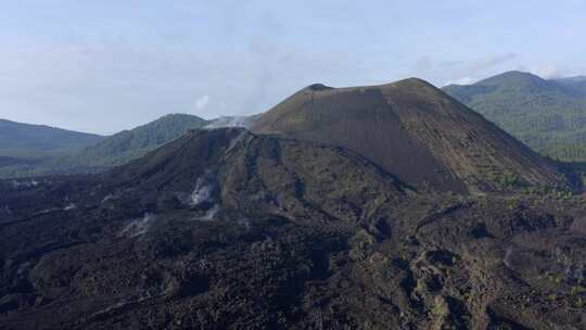 锥形火山天线附近升起的烟雾