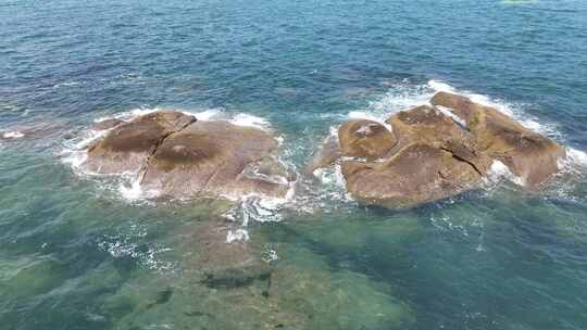 青岛海边海浪慢镜头海浪升格海浪拍打礁石