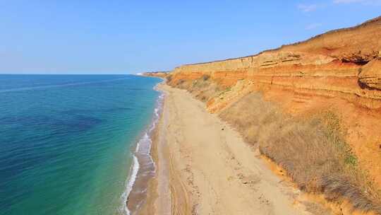 风景如画的夏季海景与丘陵