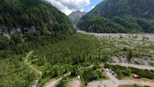 FPV穿越机无人机航拍森林高山峡谷蓝天白云