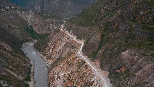 西藏丙察察山路视频航拍藏区艰险沿江土路