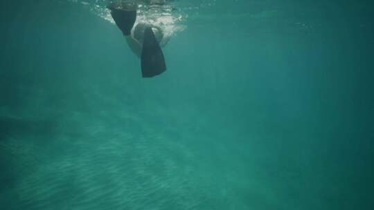 【合集】带着潜水面罩潜入海里