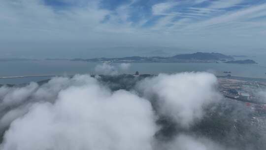 空中俯瞰云海山川与城镇