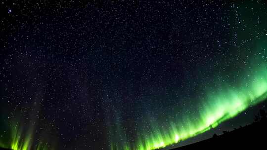 夜空中的绿色极光与繁星