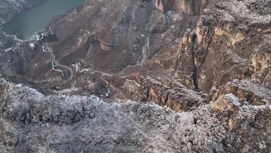 航拍焦作云台山峰林峡山脉冬季雾凇雪景