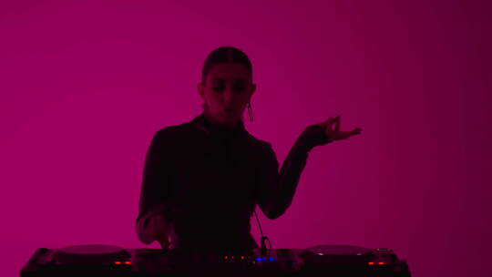 夜总会里的美女DJ DJ控制器音乐家混合视频素材模板下载