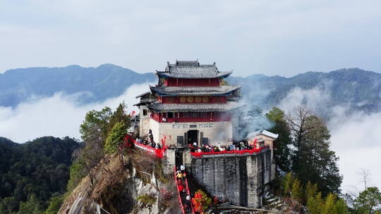 山之巅的道观楼宇 祈福烧香的人