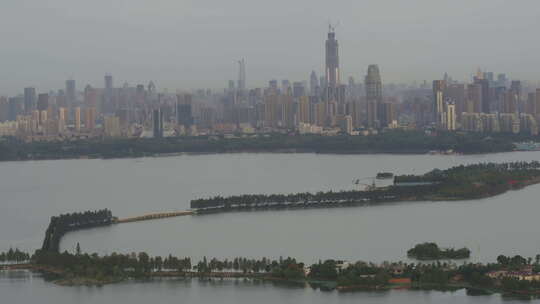 航拍武汉东湖绿道傍晚远处城市