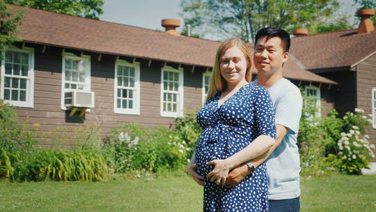 男人从背后抱住大肚子妻子