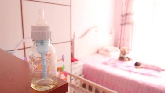 婴儿房奶瓶特写空镜床上婴儿童