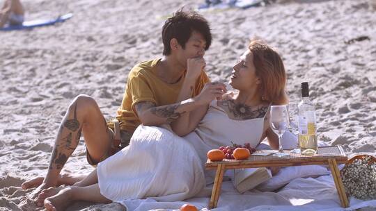 一对情侣在海滩上放松视频素材模板下载