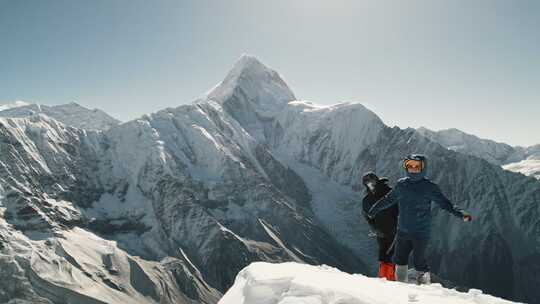 登山攀登雪山航拍