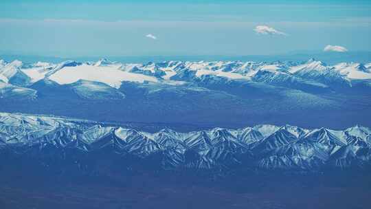 俯瞰连绵的雪山