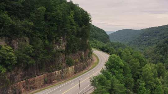 航拍山中弯曲的山路