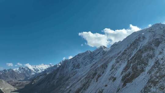 航拍摇拍蓝天白云雪山视频