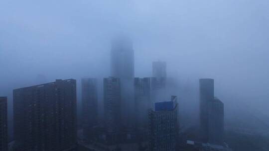 城市雾霾天气现场