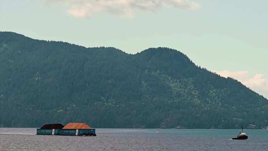 湖面船只与山峦森林景观