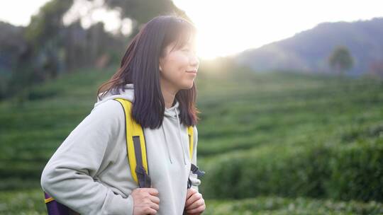 年轻活力青春女孩独自郊游踏青生态茶园