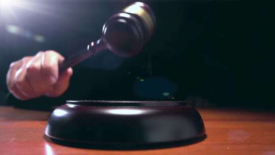 法官在法庭上击打木槌特写视频素材模板下载