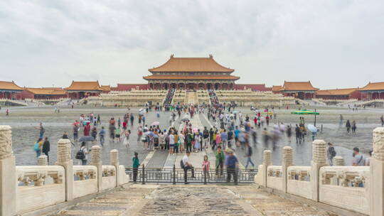 雨中故宫太和殿广场上摇镜头延时摄影