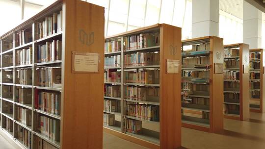 图书馆书架阅览室