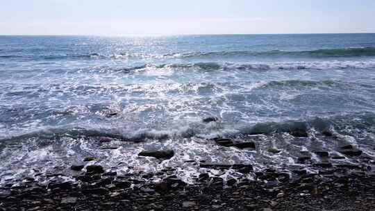 海浪拍打在海岸上