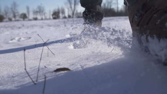 雪地徒步行走特写