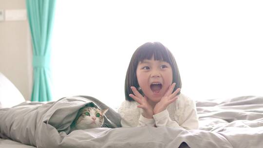 小孩与猫在床上玩耍视频素材模板下载