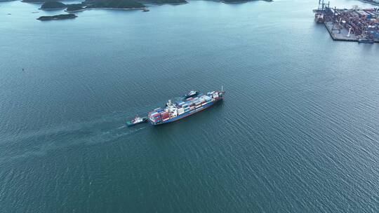 一艘大货轮在盐田港海上行驶的高空航拍